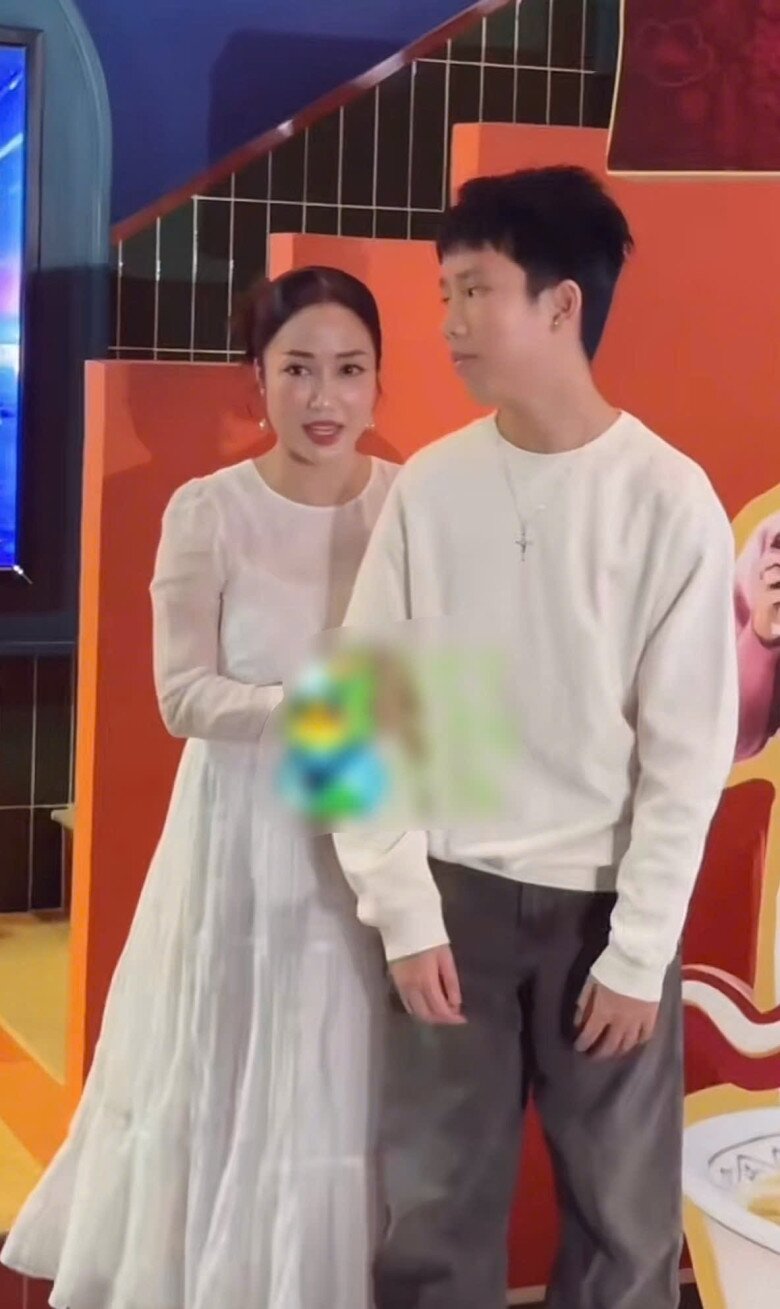 Con trai 15 tuổi của Ốc Thanh Vân ngượng ngùng từ chối khi mẹ muốn khoác tay chụp hình chốn đông người, - 3