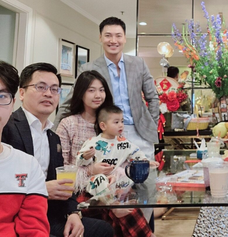 Chip được khen ngợi nhan sắc tuổi dậy thì, càng lớn càng xinh xắn, thùy mị và dịu dàng, thừa hưởng những nét đẹp của cả bố và mẹ.