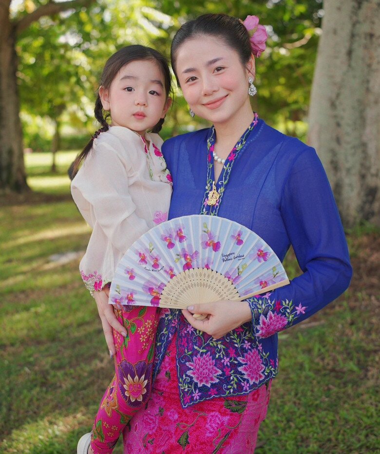 Cô bé được vợ chồng Nam Thương nuôi dạy rất chỉn chu.