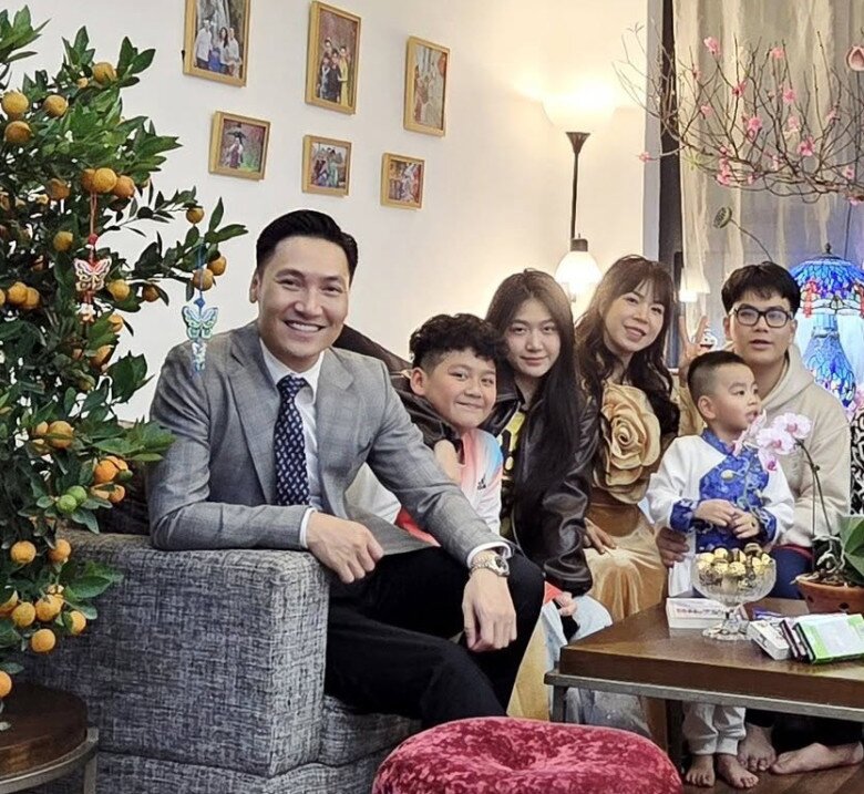 Gia đình Mạnh Trường cùng các con Chip, Bon, Bi không chỉ đón người thân mà còn có cả bạn bè của bố mẹ đến chúc Tết, hạnh phúc, đầm ấm.