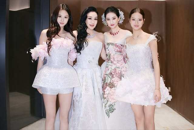 Các con Chung Lệ Đề đều thường xuyên xuất hiện cùng mẹ trong các sự kiện lớn.