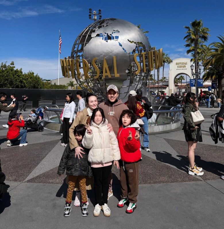 Ông bố 3 con cho biết, vợ chồng anh đã từng hứa sẽ cho các con đi chơi ở công viên giải trí nổi tiếng thế giới Disneyland từ lâu nhưng mùng 2 Tết năm nay mới thực hiện được.