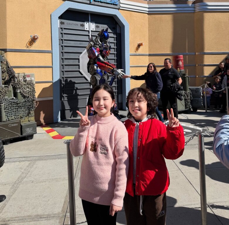 Cặp cha mẹ muốn dành trọn vẹn thời gian cho các con, cùng chăm sóc và chơi với các con sau chuỗi ngày dài làm việc, học tập vất vả.