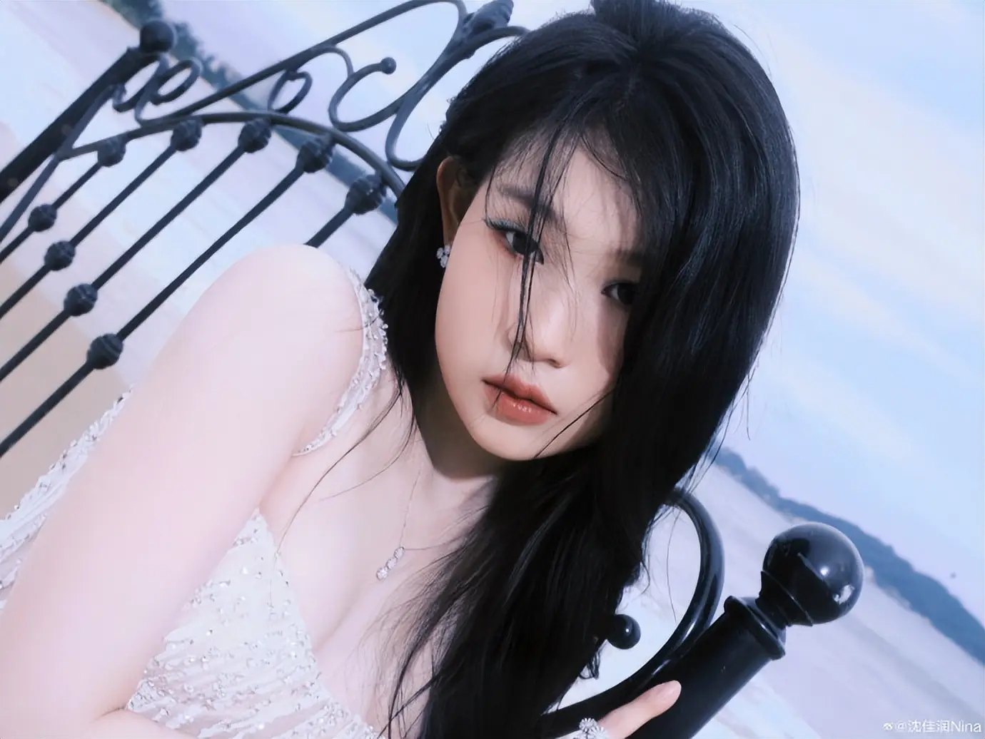 Dù là góc chụp xa hay chụp từ trên cao, cô đều thể hiện tốt thần thái trước ống kính.