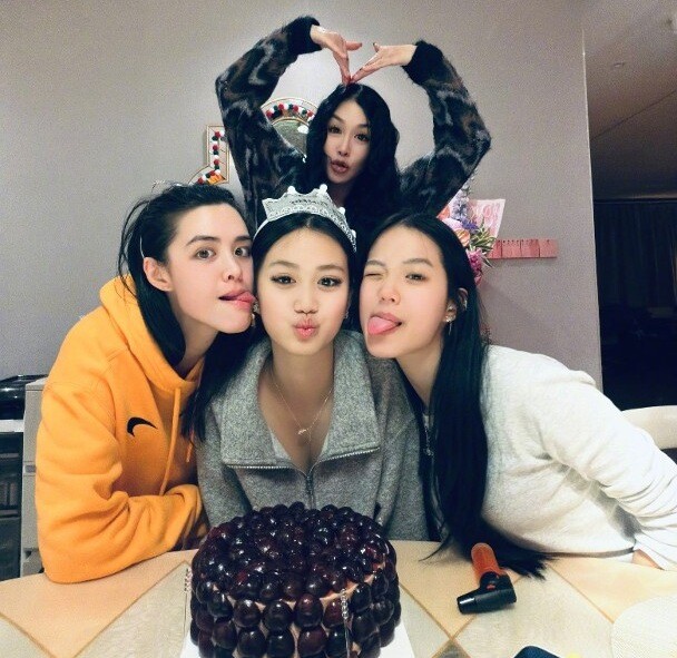 Chung Lệ Đề và 3 con gái.