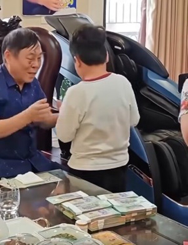 3 màn lì xì trẻ con khoe gia thế hot nhất Tết 2026: Bà ngoại tặng mỗi cháu 1 chỉ vàng, ông nội phát tiền thành cọc nguyên seri - 7