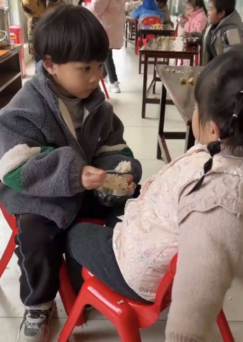 Cô giáo gửi ảnh con trai ở trường, mẹ hốt hoảng vì hành động của bé dành cho bạn gái xinh nhất lớp - 1