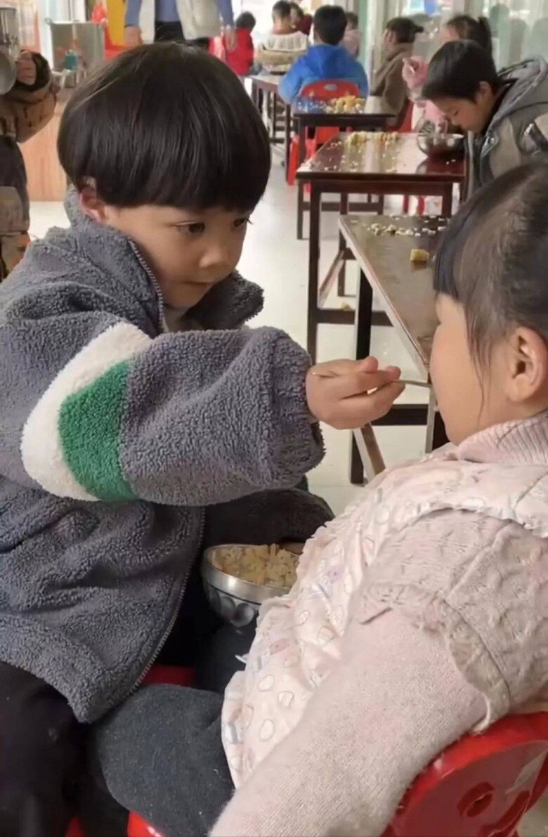 Cậu bé đút bạn ăn ở trường – hình ảnh hoàn toàn khác so với ở nhà