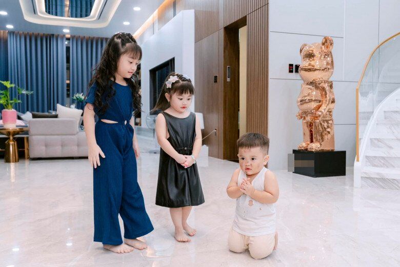 Con trai Lê Dương Bảo Lâm khiến MC nữ xinh đẹp amp;#34;đứng hìnhamp;#34; khi chân thật nói amp;#34;Ba bắt con đi làmamp;#34; trên sân khấu - 7