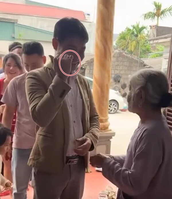 3 màn lì xì trẻ con khoe gia thế hot nhất Tết 2026: Bà ngoại tặng mỗi cháu 1 chỉ vàng, ông nội phát tiền thành cọc nguyên seri - 3