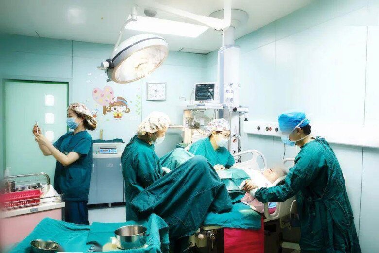 Bé sơ sinh chào đời khóc suốt không thể dỗ, cảnh tượng lúc đưa lại gần mẹ khiến ai cũng khó tin - 5