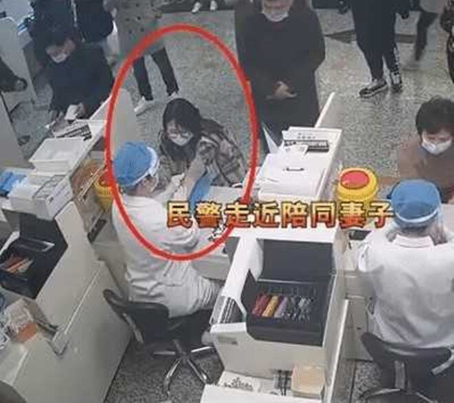 Người chồng đồng hành cùng vợ được một lúc...