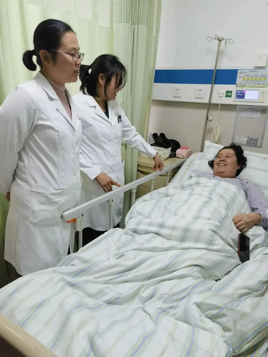 Người mẹ đầy nghị lực được các bác sĩ thăm khám sau sinh.