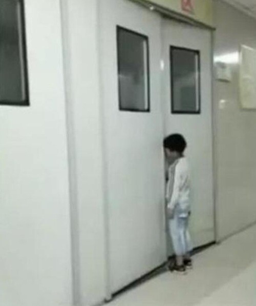 Mẹ vào phòng sinh nhưng mãi không thấy ra, bé trai nói 1 câu với y tá khiến ai cũng nghẹn ngào - 1