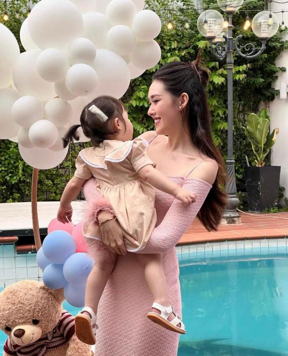 &Aacute; hậu Tường San c&ugrave;ng con g&aacute;i