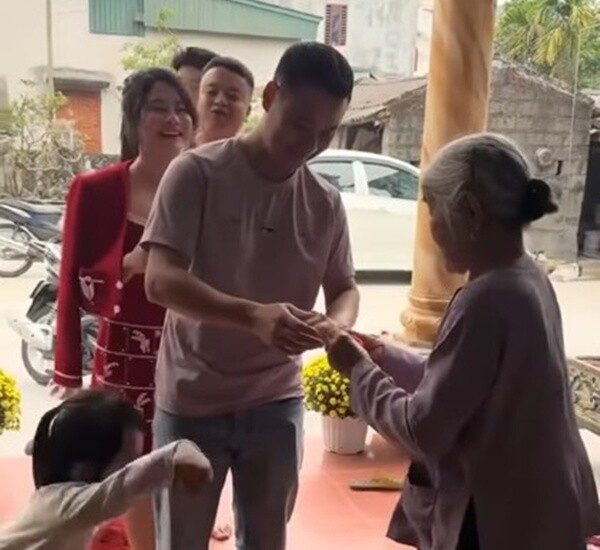 3 màn lì xì trẻ con khoe gia thế hot nhất Tết 2026: Bà ngoại tặng mỗi cháu 1 chỉ vàng, ông nội phát tiền thành cọc nguyên seri - 2