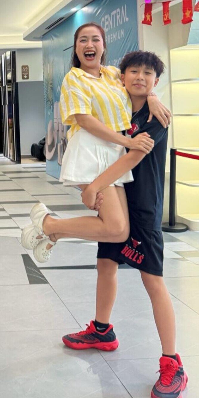 Nhưng khi ra chốn đông người, đứa trẻ muốn được mẹ thể hiện khác hẳn.