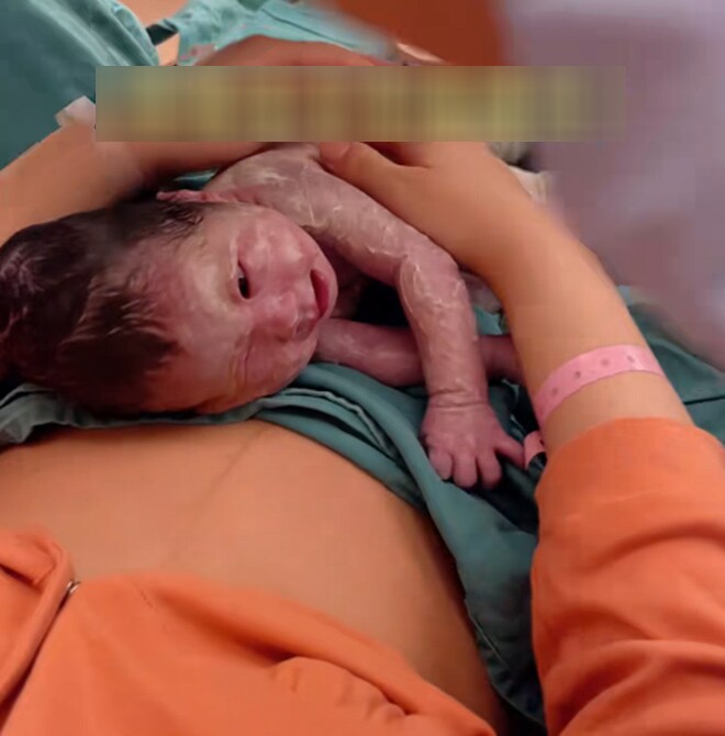 Bé sơ sinh chào đời khóc suốt không thể dỗ, cảnh tượng lúc đưa lại gần mẹ khiến ai cũng khó tin - 3