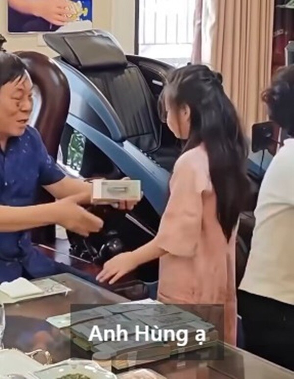 3 màn lì xì trẻ con khoe gia thế hot nhất Tết 2026: Bà ngoại tặng mỗi cháu 1 chỉ vàng, ông nội phát tiền thành cọc nguyên seri - 6
