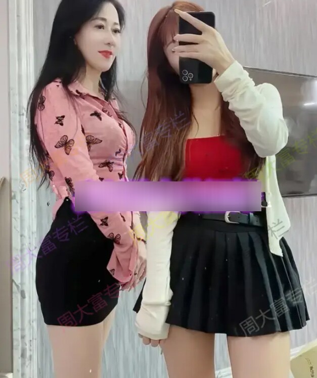 Khoe ảnh mẹ ruột hơn 40 tuổi, con gái liên tục bị người lạ làm phiền, đòi xin số làm quen vì bà quá trẻ - 1