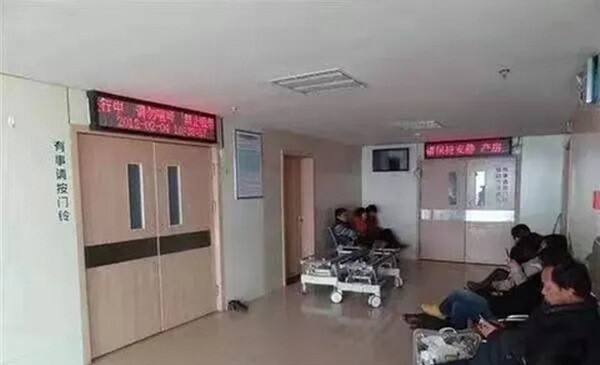 Hình ảnh cậu nhóc lo lắng khi đưa mẹ đi đẻ khiến ai có mặt lúc ấy đều xuýt xoa khen ngợi.