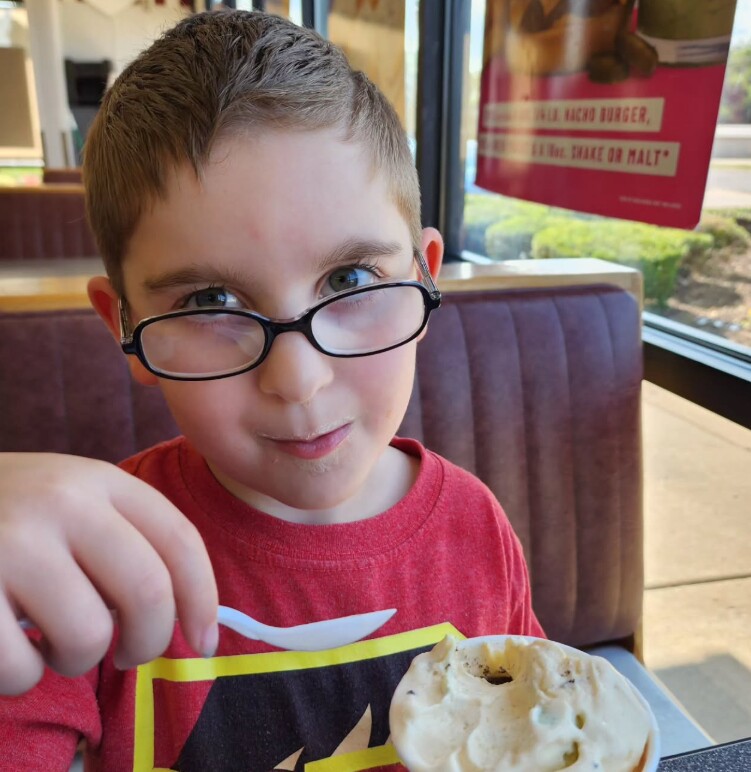 Con gái xinh đẹp của Monica thích cắt tóc con trai và bà mẹ ủng hộ.