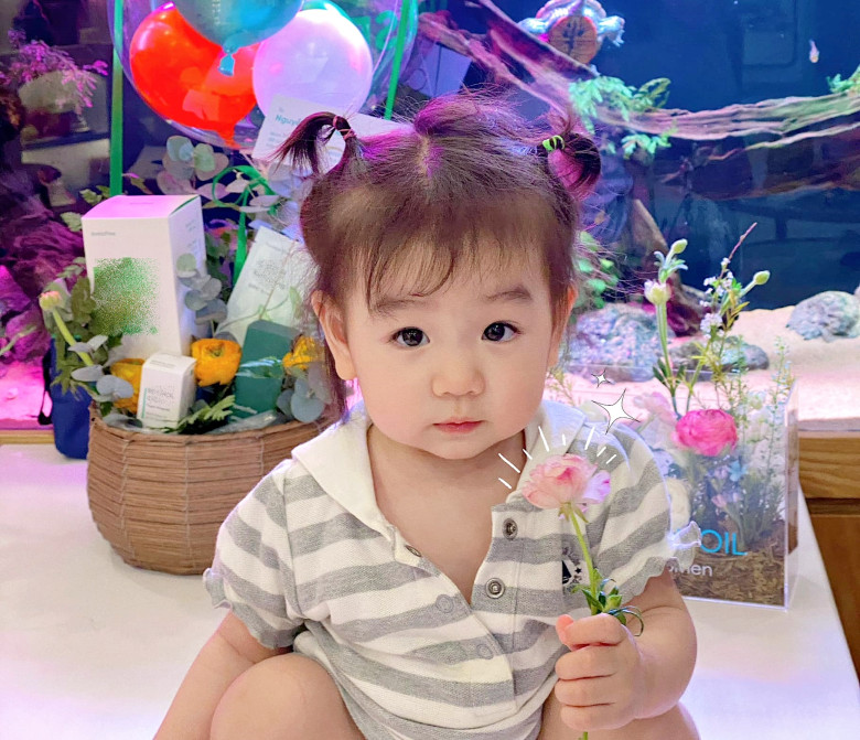 Gương mặt bầu bĩnh, đôi mắt to tròn, khuôn miệng chúm chím là điểm nhấn trên gương mặt nhóc tỳ.