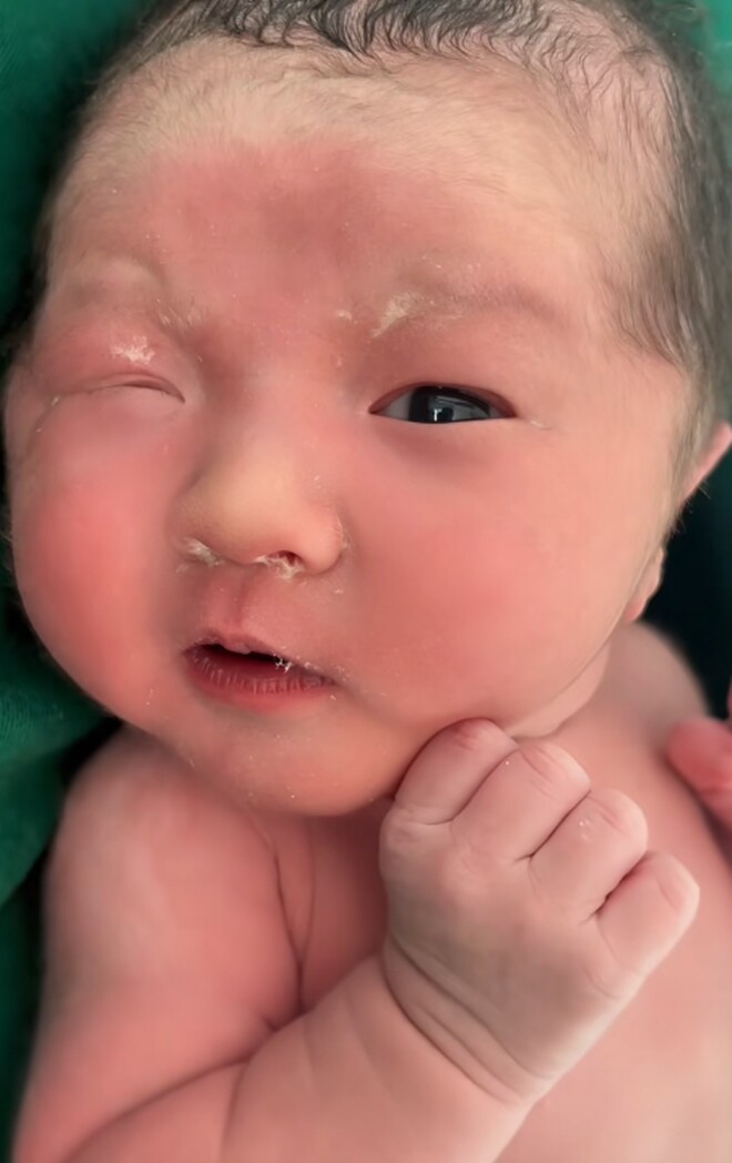 Bé sơ sinh chào đời khóc suốt không thể dỗ, cảnh tượng lúc đưa lại gần mẹ khiến ai cũng khó tin - 4