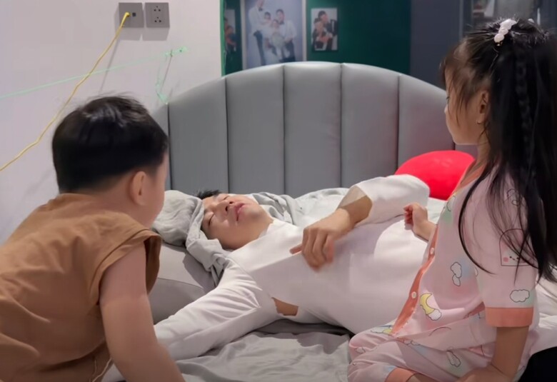 Cặp bố bỉm đẹp trai nhất miền Tây vất vả sang Thái thụ tinh, giờ các bé hiếu thảo, lấy tiền lì xì mua áo mới cho ba - 2