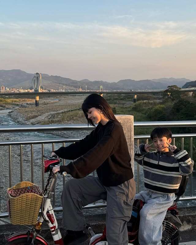 Bà mẹ cũng ý thức được việc giáo dục giới tính cho con, luôn mặc quần áo chỉn chu mỗi khi xuất hiện cùng quý tử.