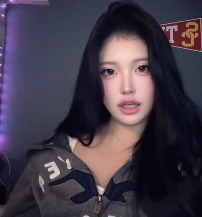 Nhiều người lên tiếng chỉ trích nữ MC nổi tiếng để con gái phẫu thuật thẩm mỹ khi còn chưa đủ tuổi.