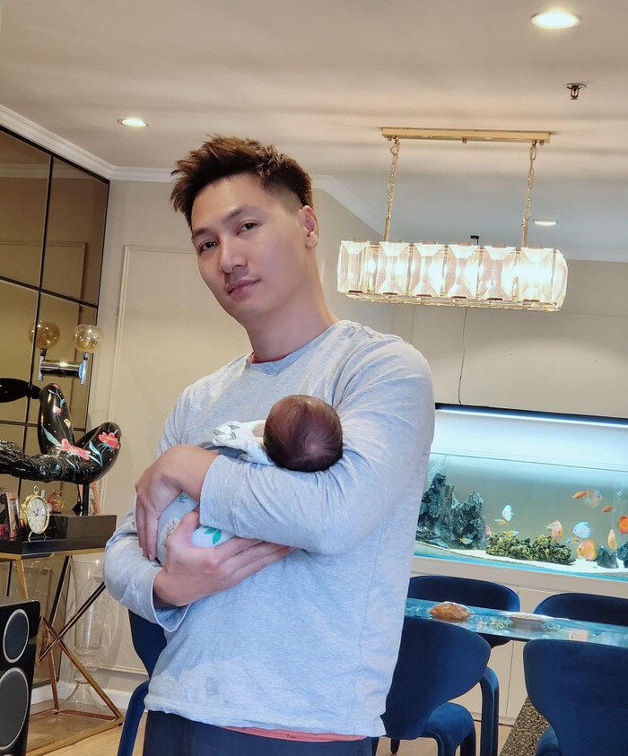 Diễn viên Mạnh Trường trong phim có tình nhân là hot girl kém 16 tuổi, vợ con ngoài đời gây bất ngờ - 3