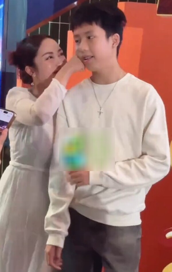 Con trai 15 tuổi của Ốc Thanh Vân ngượng ngùng từ chối khi mẹ muốn khoác tay chụp hình chốn đông người, - 5