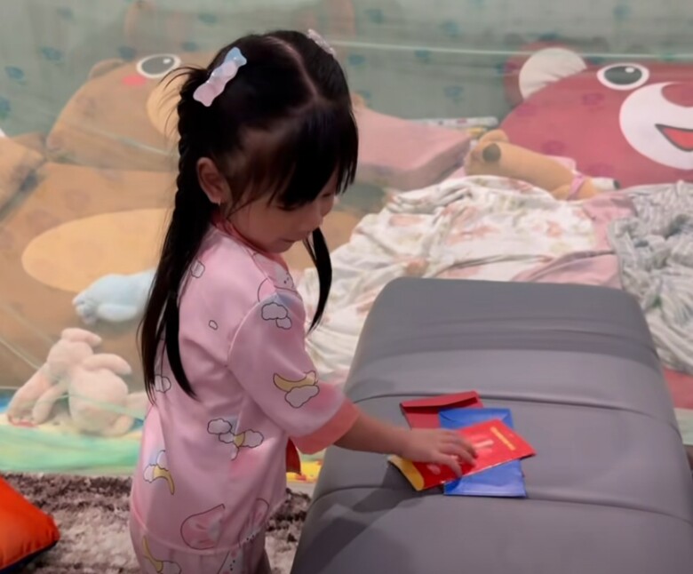 Cặp bố bỉm đẹp trai nhất miền Tây vất vả sang Thái thụ tinh, giờ các bé hiếu thảo, lấy tiền lì xì mua áo mới cho ba - 4