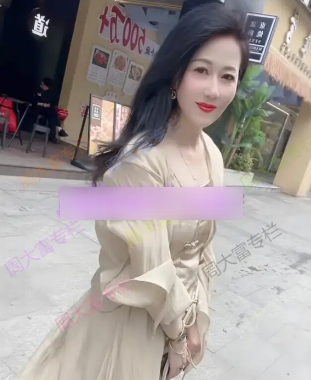 Khoe ảnh mẹ ruột hơn 40 tuổi, con gái liên tục bị người lạ làm phiền, đòi xin số làm quen vì bà quá trẻ - 5