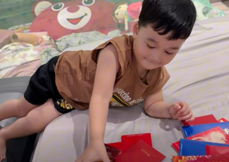 Cặp bố bỉm đẹp trai nhất miền Tây vất vả sang Thái thụ tinh, giờ các bé hiếu thảo, lấy tiền lì xì mua áo mới cho ba - 5