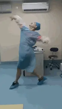 Cảnh người chồng nhảy múa trong phòng sinh để vợ bớt đau khi chuyển dạ khiến nhiều người bật cười.