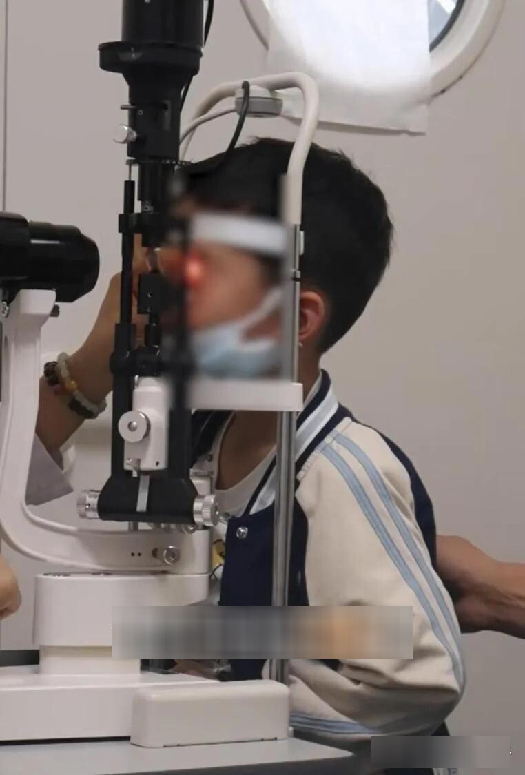 Con bị keo 502 bắn vào mắt, bố nhẹ nhàng đổ thêm một thứ, bác sĩ khen: Hiếm có người thông minh như anh! - 6