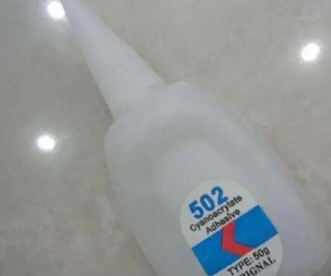 Con bị keo 502 bắn vào mắt, bố nhẹ nhàng đổ thêm một thứ, bác sĩ khen: Hiếm có người thông minh như anh! - 1