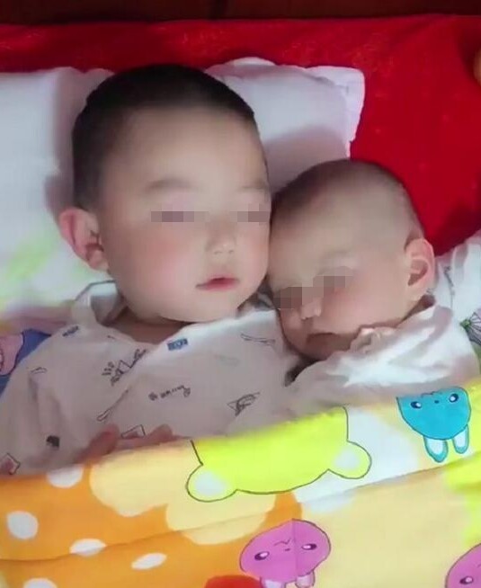 Lo lắng khi để con trai chăm em, mẹ vội về nhà thì thấy cảnh tượng ấm áp, lật chăn ra mới sững người - 1