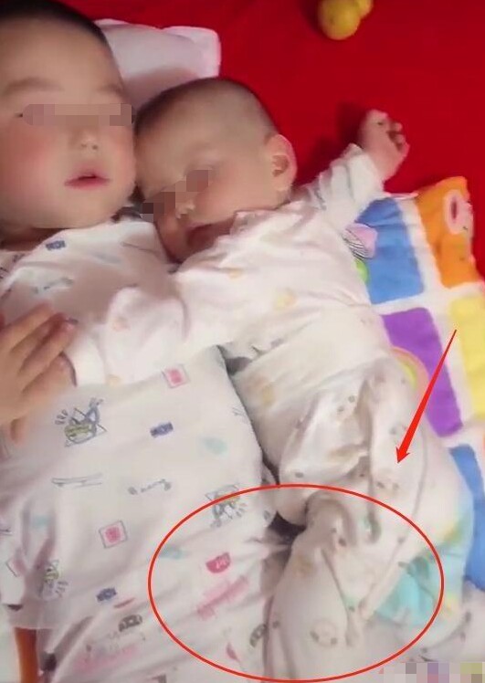 Lo lắng khi để con trai chăm em, mẹ vội về nhà thì thấy cảnh tượng ấm áp, lật chăn ra mới sững người - 4