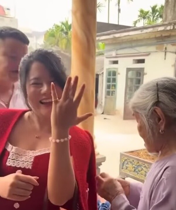 3 màn lì xì trẻ con khoe gia thế hot nhất Tết 2026: Bà ngoại tặng mỗi cháu 1 chỉ vàng, ông nội phát tiền thành cọc nguyên seri - 1