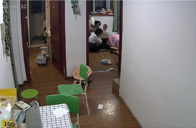 Mẹ và bà hú hồn vì pha bế em đầy nguy hiểm.