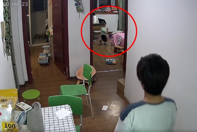 Ban đầu người bà chưa nhận thức được cháu trai đang bế em.