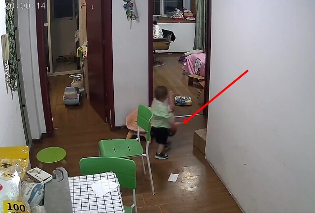 Đầu em bé sơ sinh bị dốc ngược xuống đất, chân chổng lên trên vì tư thế bế em sai cách của anh.