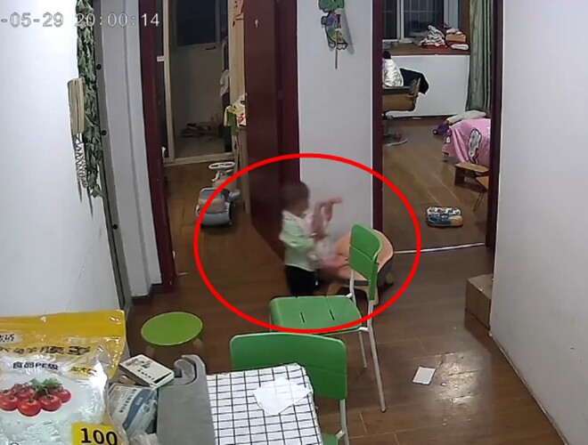 Cảnh tượng bế em như bế búp bê của nhóc tỳ khiến mẹ bỉm nào cũng run.