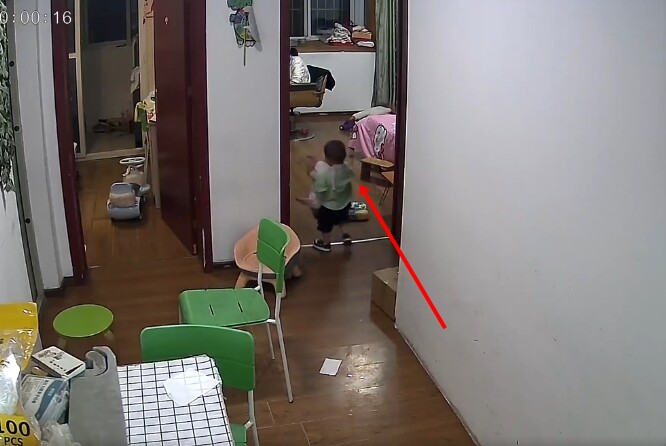 Anh trai 1 tuổi bế em sơ sinh đi lại trong nhà, mẹ hốt hoảng khi thấy đứa trẻ bị dốc ngược đầu xuống đất - 4