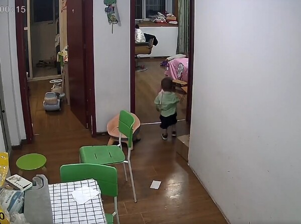 Anh trai 1 tuổi bế em sơ sinh đi lại trong nhà, mẹ hốt hoảng khi thấy đứa trẻ bị dốc ngược đầu xuống đất - 3