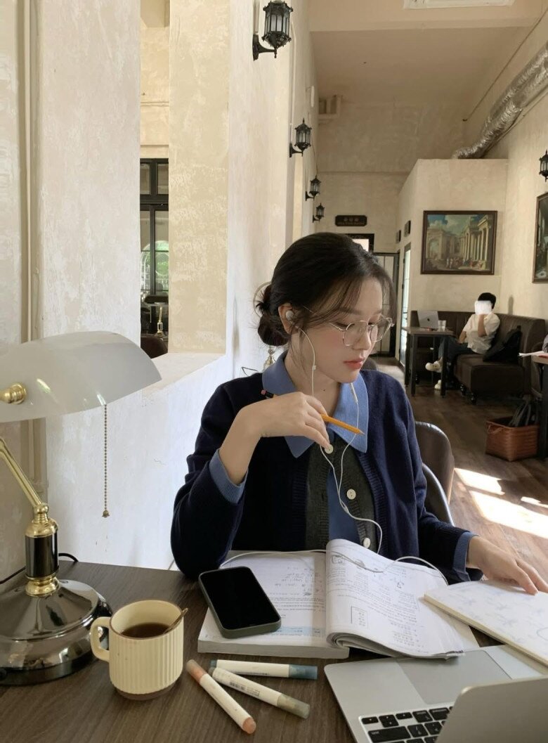 Bà mẹ TP.HCM tuyển gia sư thứ 8 cho con, biết lý do 7 người cũ nghỉ việc ai cũng ngất