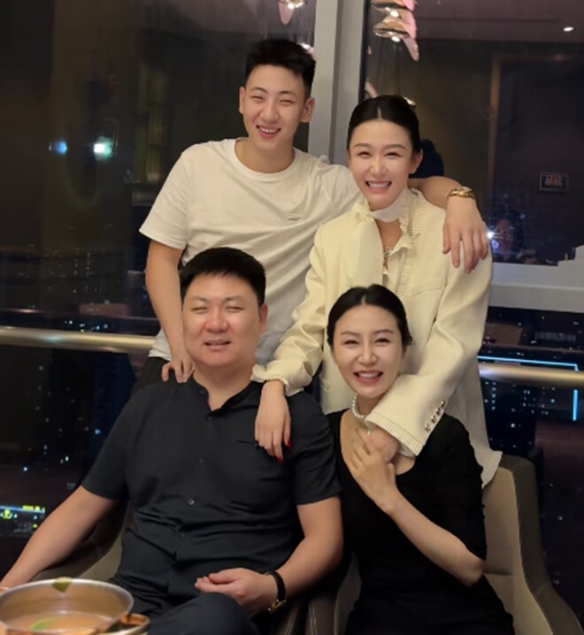 Gia đình 4 thành viên giống như như đúc.